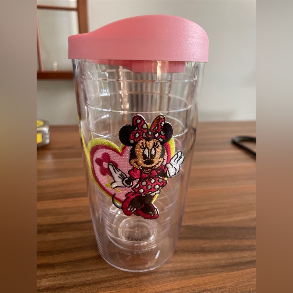 Tervis 10 oz Tumbler Disney Minnie Mouse with Pink Lid.